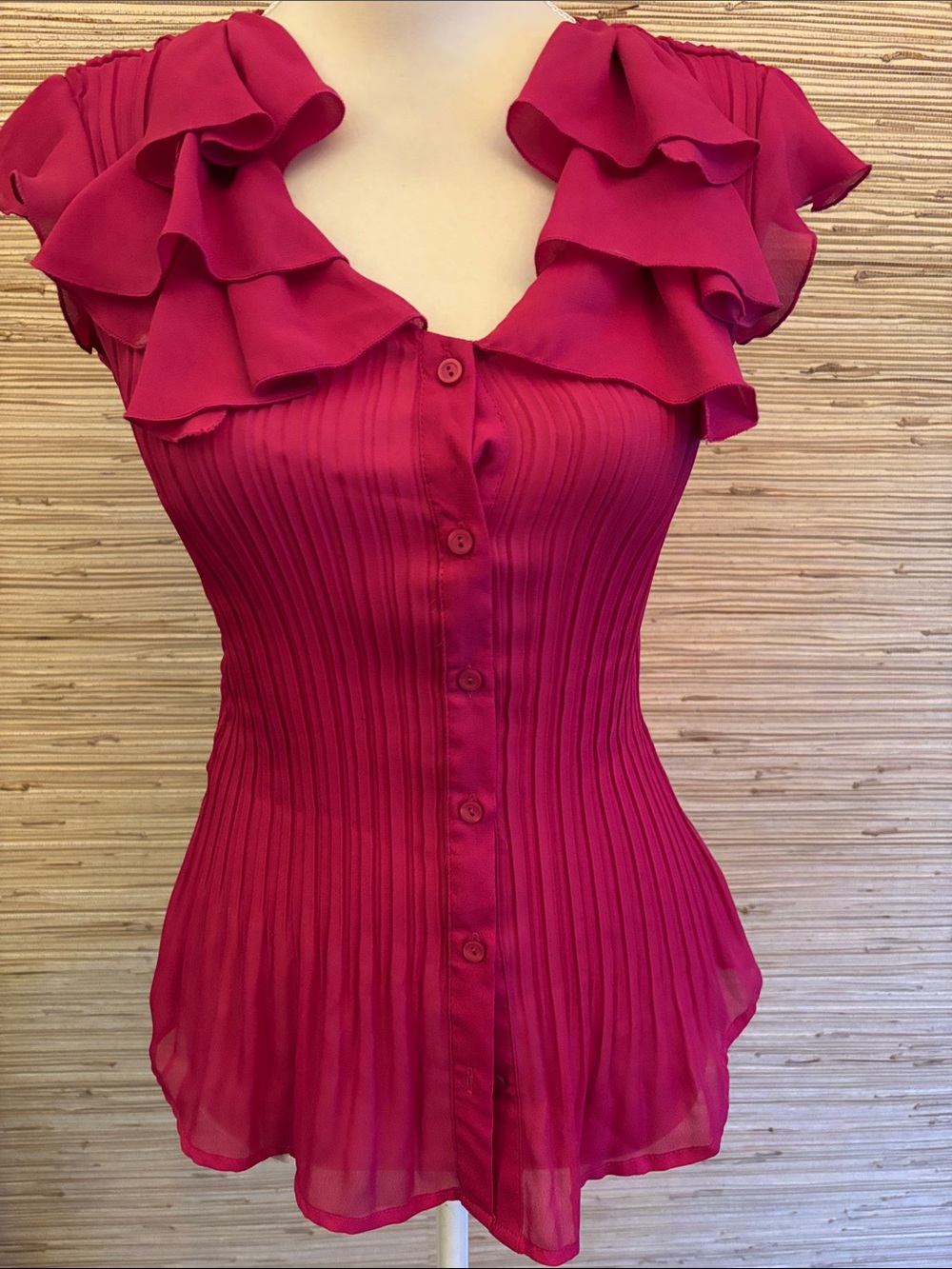 East 5th Women’s Ruffle Button-Front Top in Fuchsia size small EUC!